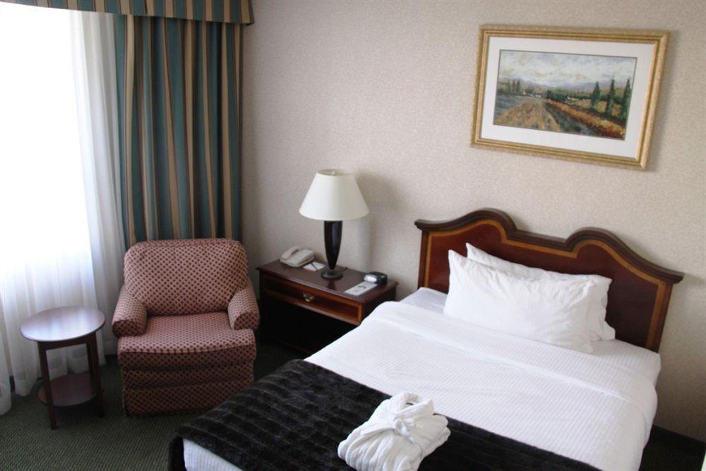 Sawridge Inn And Conference Centre Edmonton South Номер фото